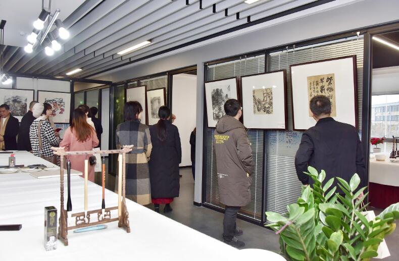 桐乡市侨韵书画社昨日揭牌成立 